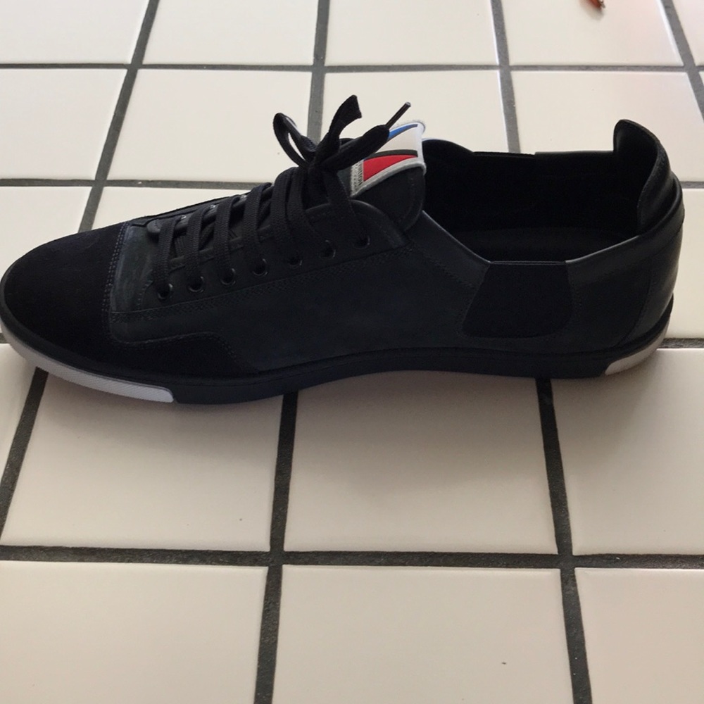 One pair of men’s Louis Vuitton dresses size 11